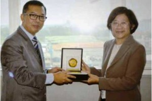 Ketua STIKKU, Asep Sufyan Ramadhy memberikan cinderamata kepada perwakilan Rangsit University Thailand seusai teken MoU.